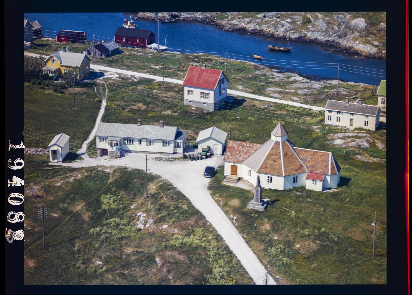 Titran kapell med minnesmerket etter «Titran-ulykken», flyfoto 21. juni 1969